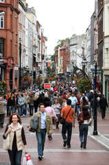 Dublin  Irland  Fussgaenger auf der Grafton Street