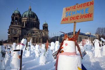 Berlin  Deutschland  Schneemann-Demo gegen Klimawandel durch den Initiator Entegra