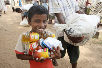 Batticaloa  Sri Lanka  Lebensmittelverteilung der Organisation ASB an einen Jungen