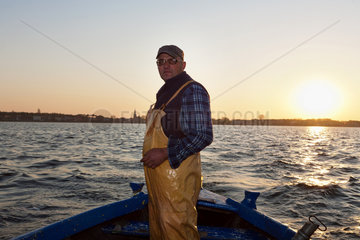 Kussfeld  Polen  kaschubischer Fischer laeuft zum Fischen aus