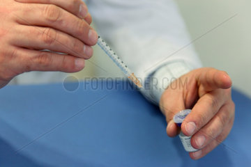 Berlin  Deutschland  Haende eines Arztes halten eine Botox-Spritze