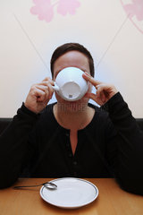Berlin  Deutschland  Frau mit Kaffeetasse