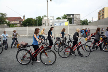 Berlin  Deutschland  Gefuehrte Fahrradtour an der Berliner Mauer