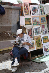Buenos Aires  Argentinien  Frau mit Verkaufsstand auf dem Troedelmarkt in San Telmo