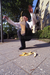 Mann rutscht auf Bananenschale aus