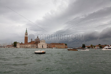 Venedig  Italien  Schlechtwetterfront zieht ueber den Canal Grande