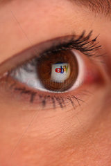 Berlin  Deutschland  Spiegelung des Ebay Logos im Auge einer Frau