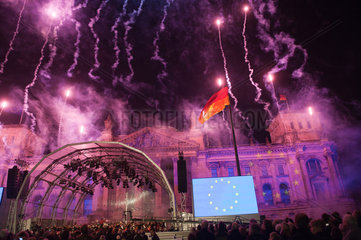 Berlin  Deutschland  Feuerwerk ueber dem Reichstag am Tag der Deutschen Einheit