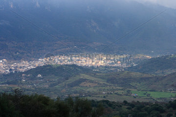 Lanusei  Italien  ein Dorf am Fuss eines Berges auf Sardinien