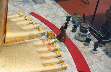 Thailand  Bangkok  Wat Indravihan  díe Fuesse des grossen goldenen Buddha
