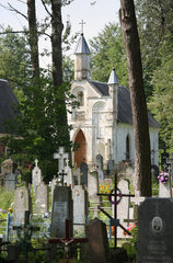 Sopockin  Weissrussland  ein kleines Mausoleum auf einem ueberwiegend kathol. Friedhof