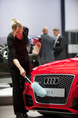 Hamburg  Deutschland  Frau reinigt ein Auto der Marke Audi RS 5