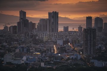 Skyline der Megacity Manila