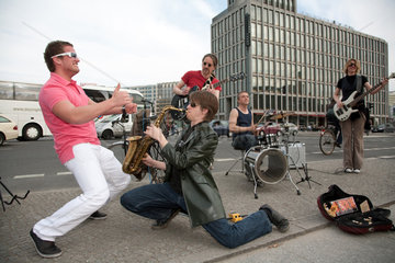 Berlin  Deutschland  eine Musikgruppe spielt am Potsdamer Platz