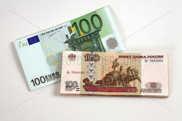 100-Rubelscheine und 100-Euroscheine