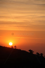 Girne  Tuerkische Republik Nordzypern  Sonnenuntergang ueber dem Besparmak-Gebirge