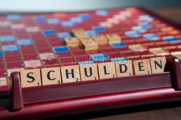 Hamburg  Deutschland  Scrabble-Buchstaben bilden das Wort SCHULDEN