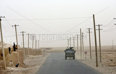 Masar-e Scharif  Afghanistan  ISAF-Truppe auf Patroullie in einem Dingo