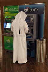 Dubai  Vereinigte Arabische Emirate  Mann hebt Geld an einem Automaten der citibank ab