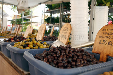 Alcudia  Mallorca  Spanien  Oliven auf dem Wochenmarkt in Alcudia