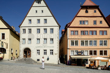 Rothenburg ob der Tauber  Deutschland  Apotheke  Modehaus und Cafe am Marktplatz