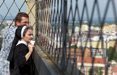 Breslau  Polen  Besucher auf der Aussichtsplattform des Breslauer Doms