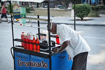 Havanna  Kuba  ein fahrender Getraenkeladen verkauft Granizado