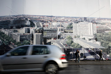 Berlin  Plakatflaeche mit Bildnis der Innenstadt vor einer Baustelle