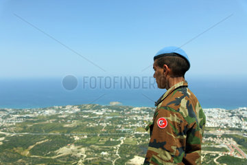 Girne  Tuerkische Republik Nordzypern  ein tuerkischer Soldat blickt auf Girne