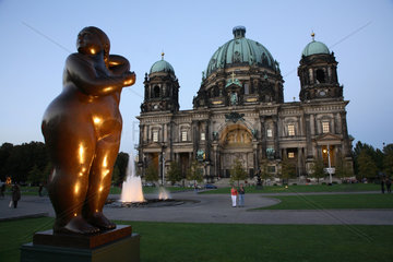Berlin  Bronzeskulptur von Fernando Botero im Lustgarten
