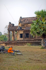 Angkor  Kambodscha  ein Moench vor einer der Bibliotheken
