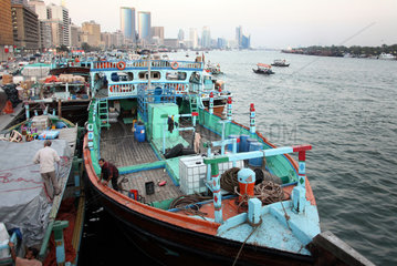 Dubai  Vereinigte Arabische Emirate  Boote ankern am Dubai Creek