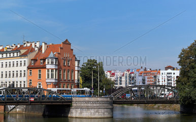 Breslau  Polen  Blick auf das Hotel Tumski  die Mlynskibruecke und die Oder