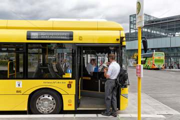 Berlin  Deutschland  BVG testet E-Busse