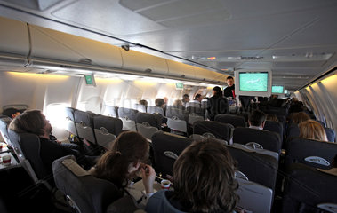 Berlin  Deutschland  Passagiere in einer Flugzeugkabine