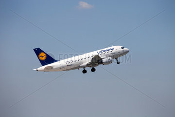 Duesseldorf  Deutschland  der Airbus A319-100 von Lufthansa beim Startflug