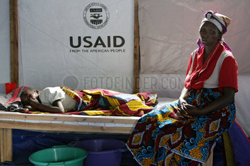 Goma  Demokratische Republik Kongo  Mutter neben ihrem an Cholera erkranktem Kind