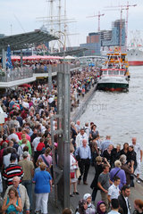 Hamburg  Deutschland  Menschenmenge auf den St. Pauli Landungsbruecken