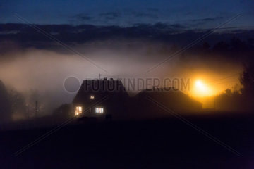Frankreich  Bauernhaus in der Nacht im Elsass in die Nordvogesen