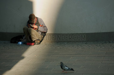 Posen  Polen  ein Obdachloser an einer Strasse im Stadtzentrum