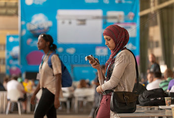 Berlin  Deutschland  Muslima mit Iphone auf der Campus Party Europe