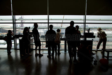 London  Grossbritannien  Besucher an einer Viewing Platform in einem Shopping Centre