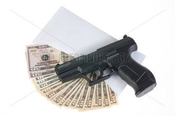 Berlin  Deutschland  US-Dollarscheine im Briefumschlag mit Waffe