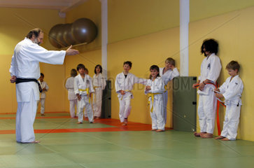 Berlin  Deutschland  Judoschueler lauschen den Anweisungen des Lehrers