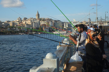 Istanbul  Tuerkei  Menschen angeln am Bosporus auf der asiatischen Seite von Istanbul
