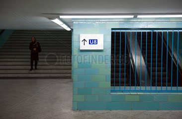 Berlin  Deutschland  Gaenge im U-Bahnhof Alexanderplatz