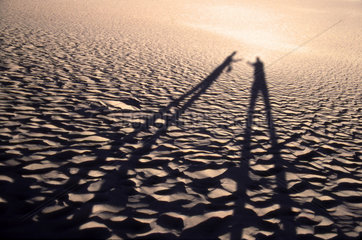 Colorado  USA  Schatten zweier Personen auf dem Wuestensand im Great Sand Dunes Nationalpark