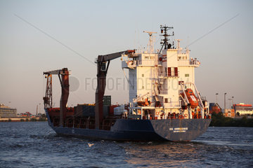 Hamburg  Deutschland  wenig beladenes Containerschiff