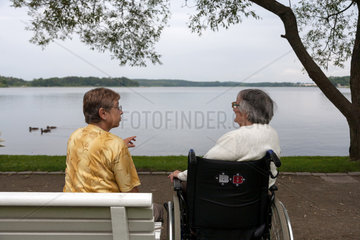Krakow am See  Deutschland  zwei aeltere Damen sitzen am Krakower See