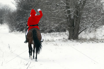 Koenigs Wusterhausen  Deutschland  Weihnachtsmann reitet auf einem Pferd durch den Schnee